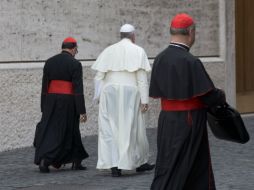 El Papa Francisco se acompaña de dos sacerdotes sinodales, de los 191, que asisten a la Asamblea del Sínodo de los Obispos. AP / A. Tarantino