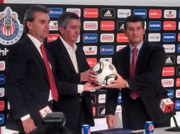 Al incio de su segunda etapa como técnico de Chivas, a 'Chepo' le fue entregado un balón. EL INFORMADOR / J de Robles