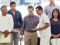 El Mandatario participó en la entrega de apoyos para a micro y pequeños empresarios de Baja California Sur. TWITTER / @gobrep