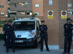 La policía resguarda el departamento donde vivía la enfermera española diagnosticada con ébola. AFP / C. de la Torre