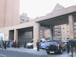 Policías vigilan la entrada del edificio donde vive la auxiliar de enfermería infectada por el virus del ébola en España. EFE /