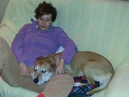 Teresa Romero sostiene en una pierna a su perro Excálibur, sacrificado hoy. AP / ARCHIVO