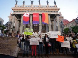 En la ciudad de Guanajuato, frente al Teatro Juárez, piden el castigo de los responsables. SUN / J. Boites