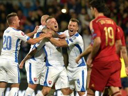 Juraj Kucka (c) festeja su anotación para Eslovaquia. AFP / S. Kubani