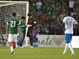 Un aficionado cruza casi en su totalidad la cancha para que el arquero mexicano le firmara su playera de la Selección. MEXSPORT / O. Martínez