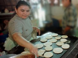 La elaboración de la tradicional gordita es difundir la gastronomía de la zona. AP / ARCHIVO