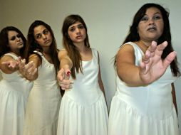 El elenco representa a cada una de las víctimas, las cuales reviven sus historias a través de una narración. ESPECIAL / P. López