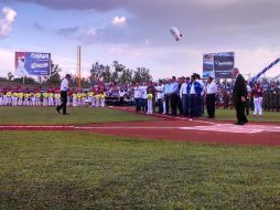 Aristóteles Sandoval es el encargado de lanzar la primera bola. EL INFORMADOR / J. Robles