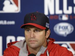 Con las dos franelas. Matheny, ahora manager de Cardenales, fue jugador de ambos equipos enfrentados hoy. AP / C. Neibergall
