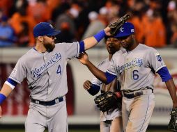 Alex Gordon (i) contribuye a la victoria de su equipo con un doble al jardín derecho. AFP / P. Smith