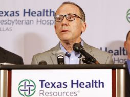 El doctor Dan Varga, del departamento de Recursos de Salud de Texas, da una conferencia de prensa sobre el nuevo caso de ébola en EU. AP / B. Wade