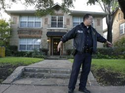El hogar de la paciente es resguardado por las autoridades. AP / L. Otero