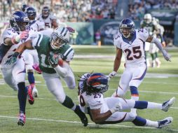 Greg Salas de Nueva York es tacleado por Rahim Moore y Bradley Roby en el cuarto periodo. AP / K. Willens