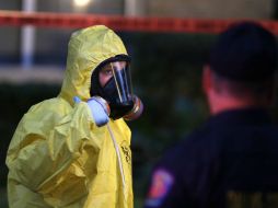 Un trabajador de materiales peligrosos termina la limpieza fuera de un edificio de apartamentos en Texas. AP / L. Otero