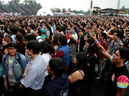 Los fans esperaban ver a sus bandas pese a la lluvia y lo fangoso del lugar NTX / C. Baez