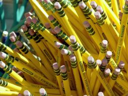 Morder una pluma o un lápiz es un tic de tipo crónico motoro. EL INFORMADOR / ARCHIVO