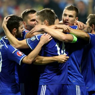 Nainggolan y Courtois le dan un punto a Bélgica en Zenica