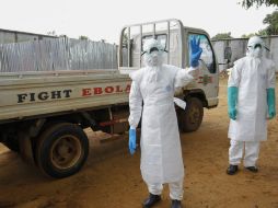 Un trabajador sanitario transporta a víctimas del ébola en Liberia. EFE / A. Jallanzo