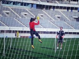 Ochoa entrena con la esperanza de debutar en la liga española. TWITTER / @MalagaCF