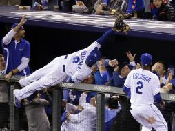 Mike Moustakas realiza lo que fue la jugada del partido para parar un ataque de los Orioles. AP / M.Conroy