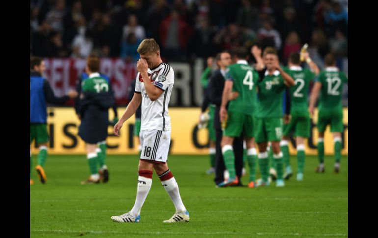 Toni Kroos (18) había adelantado con su gol al equipo teutón en casa ante los irlandeses, que celebraron como un triunfo el empate. AFP /  P. Stollarz