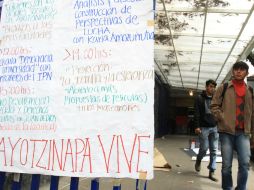 Algunas facultades de la Ciudad de México colocaron mantas en las entradas de los edificios por paro de clases. EFE / M. Guzmán