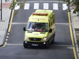La ambulancia en la que viajó Teresa Romero no fue descontaminada antes de trasladar a otros pacientes. AFP / P. Marcou