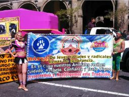 El grupo de cirqueros sostiene pancartas que dicen ''No al maltrato animal'' y ''El circo ama a los animales''. EL INFORMADOR / M. Vargas
