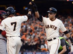 Joe Panik (d) de los Gigantes de San Francisco celebra con su compañero Gregor Blanco (i) tras anotar. EFE / J.Mabanblo