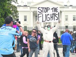 Varias personas se movilizaron frente a la Casa Blanca para exigir frenar los vuelos desde y hacia África Occidental. AP /