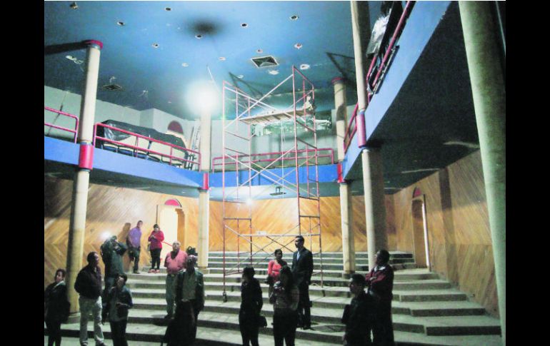 Funcionarios del Ayuntamiento de Guadalajara visitaron ayer el Teatro Torres Bodet para dar cuenta del avance de las obras. ESPECIAL / O. Anguis