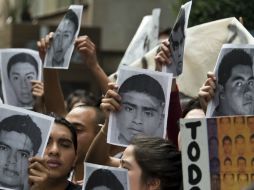 Los manifestantes de la megamarcha piden la presentación con vida de los 43 normalistas de Ayotzinapa. AFP / ARCHIVO