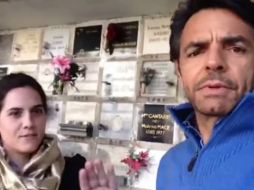 Personal del lugar llama la atención a Eugenio Derbez por grabar dentro del cementerio. YOUTUBE / Eugenio Derbez