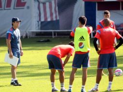 José Manuel de la Torre ordena ejercicios de repetición a balón parado. EL INFORMADOR / A. Hinojosa