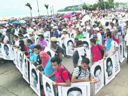 Estudiantes, maestros, familiares y activistas participaron en la megamarcha en Acapulco para exigir la aparición de los 43 normalistas SUN /