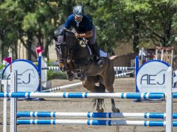 El binomio de Arturo Navarro sobre 'Chiquita MM' se impuso ayer en el Club Hípico Alamitos. EL INFORMADOR / A. Hernández