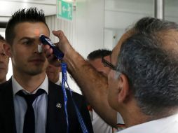 Sólo los pasajeros de los vuelos de Guinea Conakry son controlados por el momento en el principal aeropuerto internacional de Francia. AP / J. Brinon