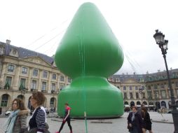 La obra ha causado polémica por la ambigüedad de su representación, ya que podría interpretarse como un árbol o un consolador. AP / J. Brinon