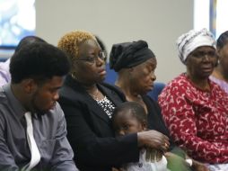 Su madre llorosa se sentó en la primera fila acompañada de amigos y oradores. AP / N. Redmond