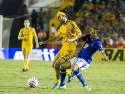 Gerardo Lugo disputa el balón para hacer el gol que le diera la victoria a su equipo en el partido de esta noche. MEXSPORT / E. De la Torre