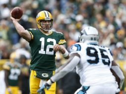 Aaron Rodgers acumula 255 yardas, suelta tres pases de touchdown y completa 19 de 22 pases. AP / J. Robbins