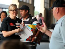 Enfermeras de EU brindan información a los pasejeros del crucero 'Carnival Magic'. AP / J. Reynolds
