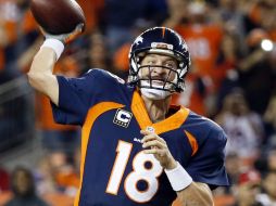 El quarterback de los Broncos, Peyton Manning, lanza el touchdown  número 509 de su carrera durante el partido contra los 49ers. AFP / J. Dempsey