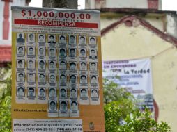 Abogado señala que revelaron a los padres que la Fiscalía hizo un mal procedimiento al sacar los cuerpos de las fosas clandestinas. AFP / R. Schemidt