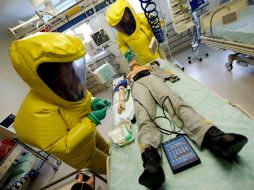 Se compran más trajes especiales para estar preparados en caso de que se presentara un enfermo de ébola. EFE / ARCHIVO