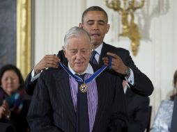 Bradlee recibe la Medalla la Libertad de manos del presidente Barack Obama. AP / E. Vucci