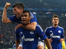 Huntelaar abraza a Choupo-Moting, autor del gol de la diferencia en los últimos momentos del encuentro. AFP / P. Stollarz