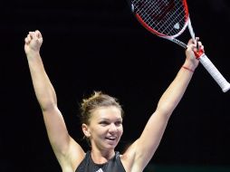 Simona Halep celebra luego de derrotar a Serena Williams. AFP /