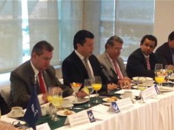 Luis Carlos Nájera (i) y Juan Alonso Niño Cota (2i) sostuvieron una reunión en el edificio del MIND. TWITTER / @juanmanuel_mtz