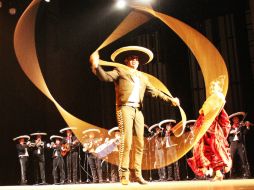 'Así te envuelve México' se llama el espectáculo en el que participan los bailarines del grupo de danza. NTX / J. Wright
